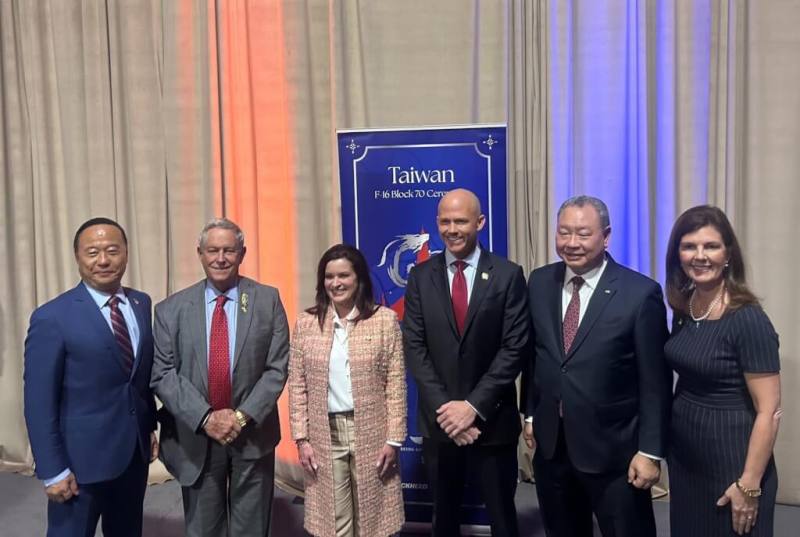 國防部副部長柏鴻輝（左1）、駐美代表俞大㵢（右2）見證台灣向美國軍購66架F-16V戰機。（圖取自x.com/RepTimmons）