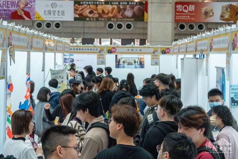 僑生踴躍參與「2025年就業博覽會」，場面熱絡