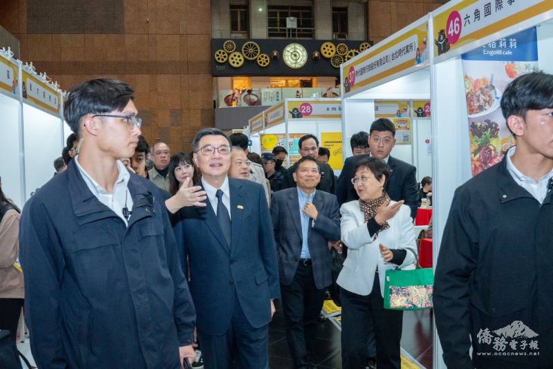 徐委員長陪同卓院長與現場企業互動