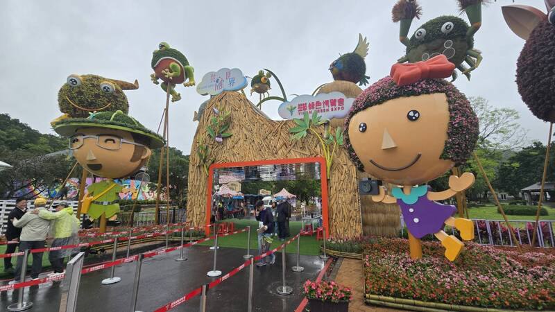 2025年宜蘭綠色博覽會29日起在蘇澳武荖坑風景區舉辦，園區大門透過園藝綠雕，將10種台灣原生與特有種生物以可愛模樣呈現