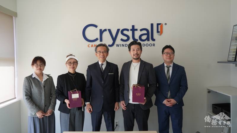 駐多倫多辦事處處長梁毅鵬（中）、多倫多文教中心主任藍柏青（右1）及多倫多臺貿中心主任周之蓉（左）一行參訪烈治文山巿僑臺商企業Crystal Canada Window & Door，並致贈陳右新總經理（右2）及鄭秀貞僑務促進委員（左2）紀念品