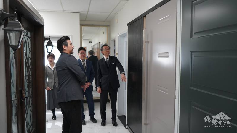 梁毅鵬參觀Crystal Canada Window & Door門窗展示門市