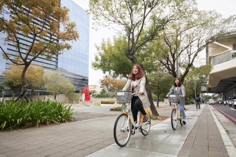 台中市交通局提醒，4月1日前務必至微笑單車官方網站或下載手機官方APP登入，確認是否已完成免費傷害險投保，未投保公共自行車傷害險，無法租借YouBike2.0E電輔車，以及未填寫傷害險投保意願調查，無法租借YouBike2.0。（台中市政府提供）