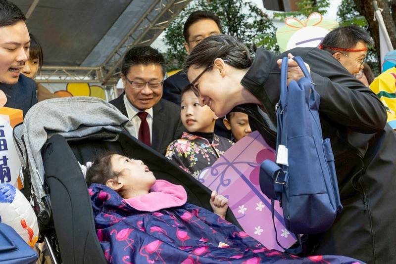 蕭美琴副總統30日下午出席由「社團法人中華身心障礙者職業技藝協會」於總統府南、北苑舉辦的「寶貝FUN心 快樂成長派對」