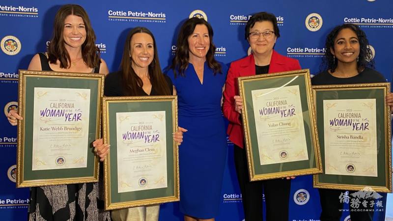 加州第73區州眾議員彼崔諾里斯（中）表揚四位年度傑出女性，包括南海岸中華文化中心執行長鍾幼蘭（右二）