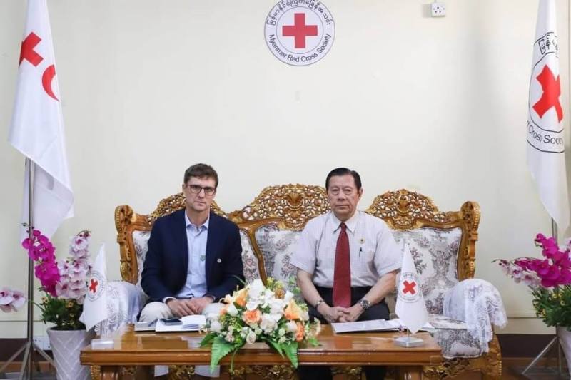紅十字會與紅新月會國際聯合會舉行線上夥伴會議，左為紅十字國際委員會亞太區負責人Arnaud de Baecque、右為緬甸紅十字會會長Myo Nyunt。（中華民國紅十字會提供）