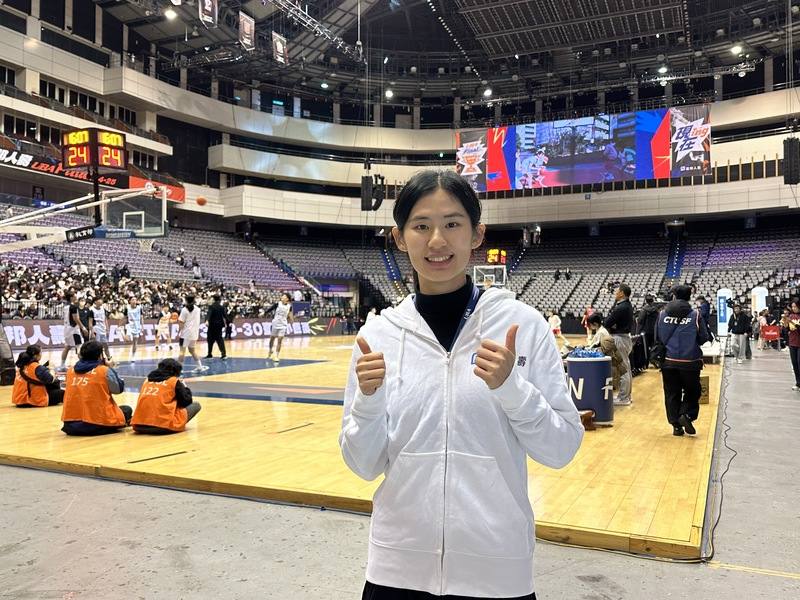 已達標2025日本東京聽障奧運的田徑國手許樂（前）30日擔任113學年度UBA大專籃球聯賽輪椅公益賽開球嘉賓，首度現場感受籃球運動的激烈碰撞。