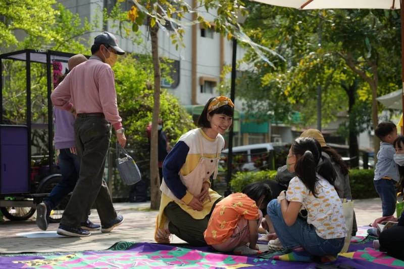 2025新營藝術季「水水三重奏」29日正式開幕，活動安排故事三輪車，以「小水滴的聚集－河川水文的變奏曲」為主體穿梭在市集中，與親子朋友互動。（台南市政府文化局提供）