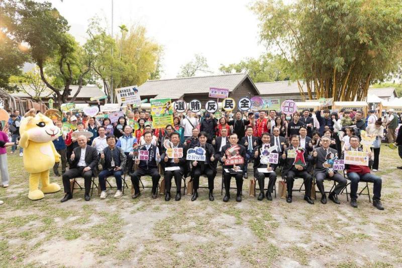 最高檢察署29日攜手多個政府機關在台中市國家漫畫博物館舉辦防詐反賄劇場，以寓教於樂方式向民眾宣導反賄選、防詐騙及國安重要性。（最高檢察署提供）