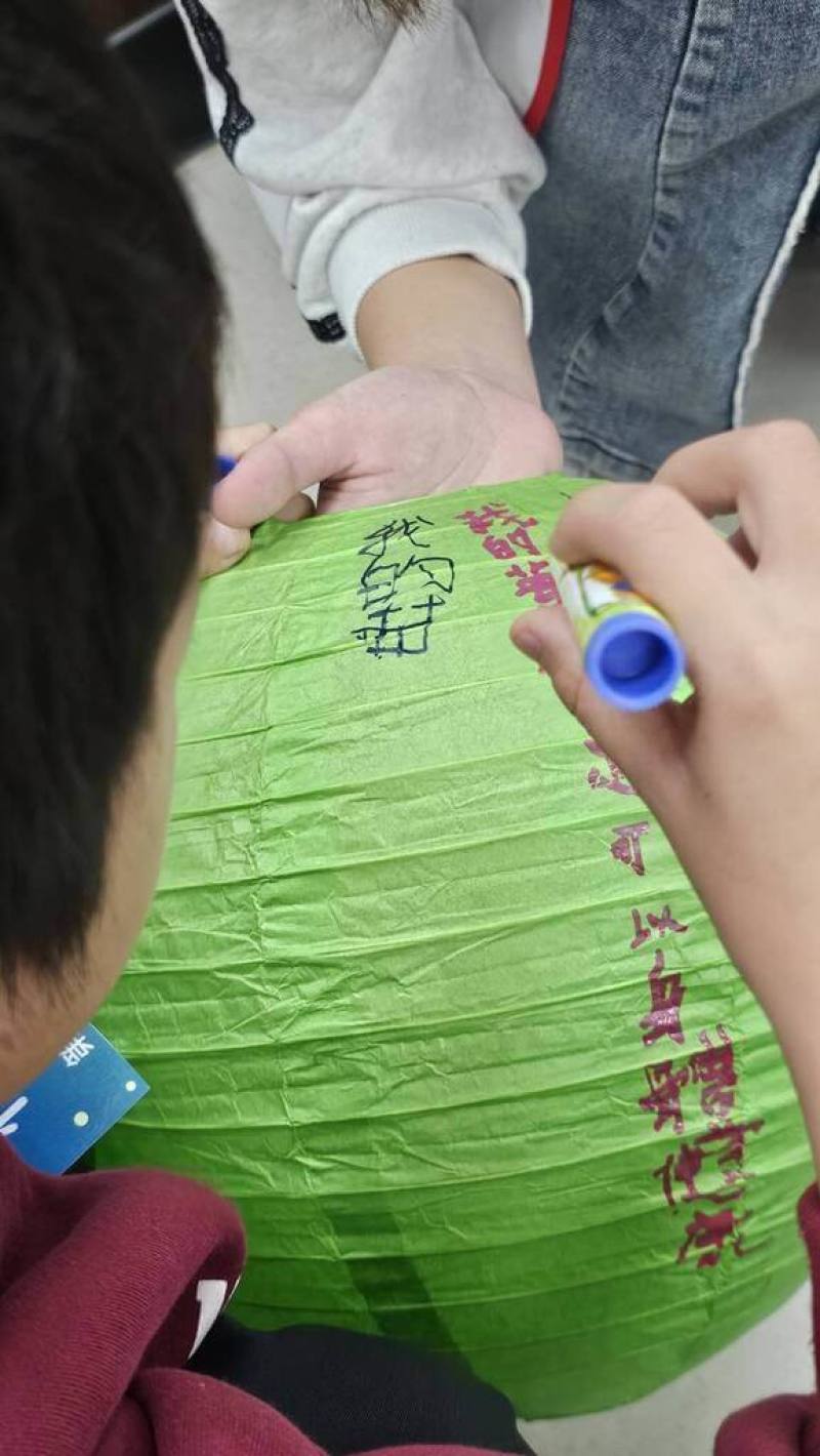 北台中家扶中心30日在豐原區舉行「矽品助學–獎助學金頒獎典禮」，現場並由志工等人帶領學生在提燈上寫下期許與夢想、一起點亮，象徵「點亮希望，夢想啟航」。（北台中家扶中心提供）