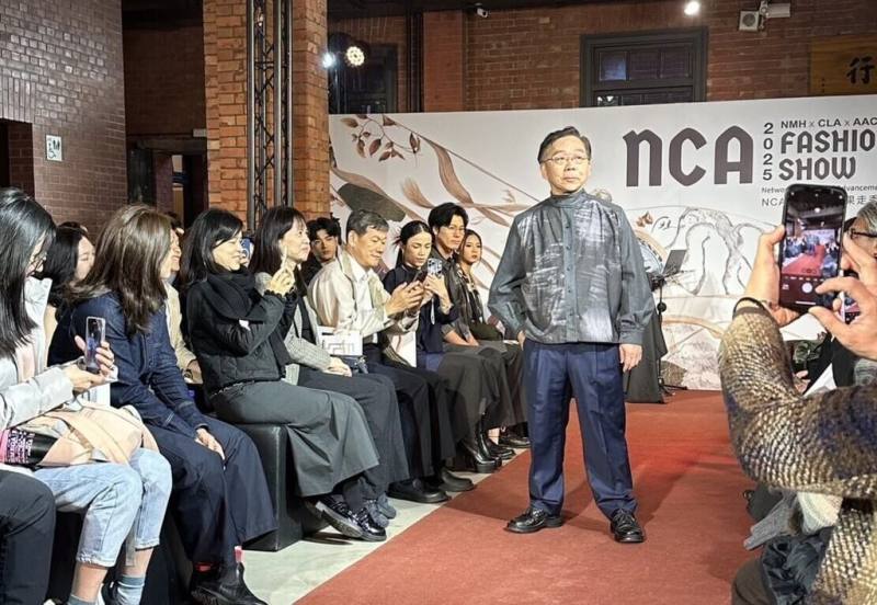 國立歷史博物館館長洪世佑（右）29日出席NCA時尚秀（NCA FASHION SHOW），身穿以史博館典藏重要古物「雕花石槽」為靈感設計的服飾走秀。（史博館提供）