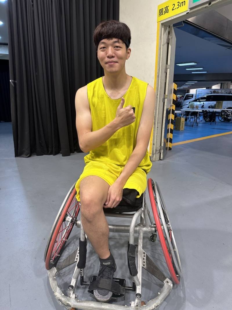 UBA大專籃球聯賽輪椅公益賽30日在台北小巨蛋登場，過去曾是高苑工商前鋒的孫御斌（圖）勇敢追夢，在左腳截肢後選擇加入輪椅籃球隊，鼓勵所有身心障礙者不要封閉自我。