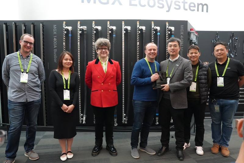 輝達掌管供應鏈的兩大戰將，硬體工程副總經理貝爾（Andrew Bell）（右4）和輝達工程副總經理戈爾拉（Gabriele Gorla）（左3）在GTC大會上頒獎給12家主力零件供應商，光寶科入列。