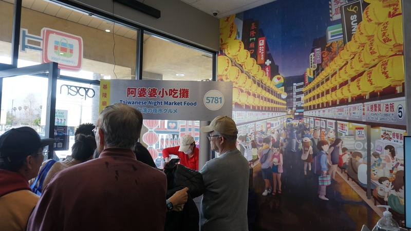 洛杉磯郊區一家台灣食品專賣店內，牆面以台灣夜市為背景。