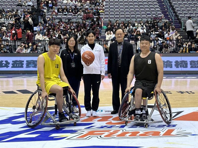 UBA大專籃球聯賽30日舉行輪椅公益賽，邀請聽障奧運田徑國手許樂（中）擔任開球嘉賓。