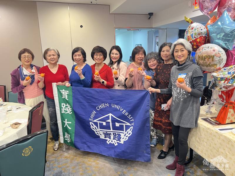 會長李心冰(左四)率領校友會服務團隊合影