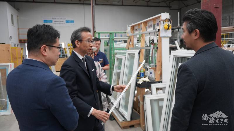 梁毅鵬參觀臺商Crystal Canada Window & Door，由總經理陳右新介紹製造工序