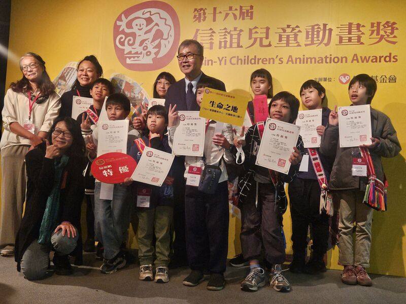 信誼基金會29日舉行第16屆信誼兒童動畫獎兒童創作組頒獎典禮，花蓮縣港口國小8名學生作品「生命之地」為今年榮獲特優作品之一，學生們開心合影留念。
