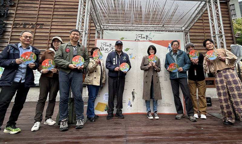 紀州庵文學森林推出「河畔風光季市集」活動，29日熱鬧開幕，包括作家劉克襄（右3）、詩人鴻鴻（左）、文化部簡任視察陳文婷（右4）等人到場共襄盛舉，宣告創意市集展開。