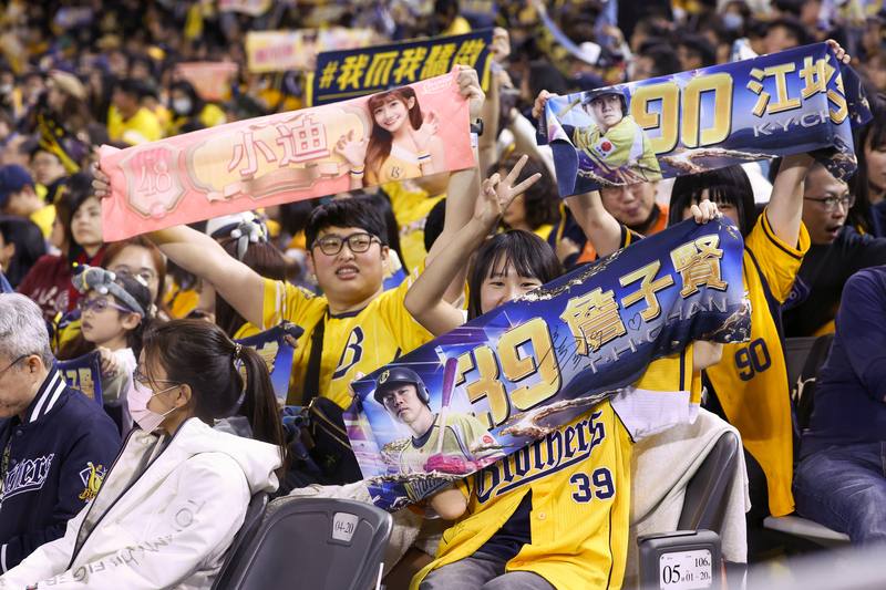 中華職棒36年新球季29日在台北大巨蛋正式點燃戰火，由中信兄弟隊擔綱主場交手統一7-ELEVEn獅隊，場邊兄弟球迷高舉應援毛巾，為支持選手加油打氣。