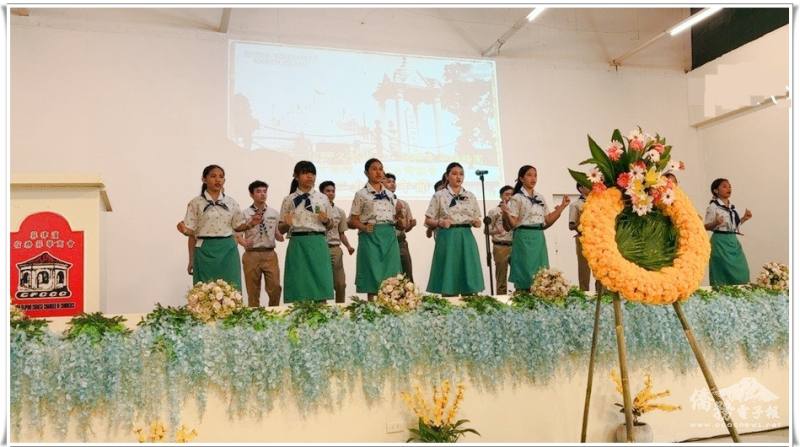 宿霧東方學院學生在活動中演唱歌曲