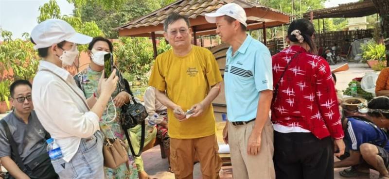 來自台灣的林姓夫婦28日在緬甸瓦城長城飯店遇強震，飯店倒塌，林先生（中間黃衣者）因靠近門口第一時間幸運逃出，但妻子還困在裡面，目前已被困逾24小時，身體虛弱但尚無大礙。（緬甸台商總會理事趙德仁提供）