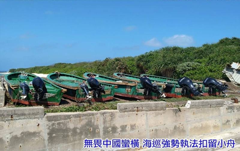 海巡署30日表示，東沙環礁為明令禁止各式捕撈及垂釣行為的最高規格海洋保護區，但近日卻發現有中國不肖漁民越界捕撈，114年1月起迄今共驅離中國越界漁船77艘次、扣留小舟6艘。（海巡署提供）