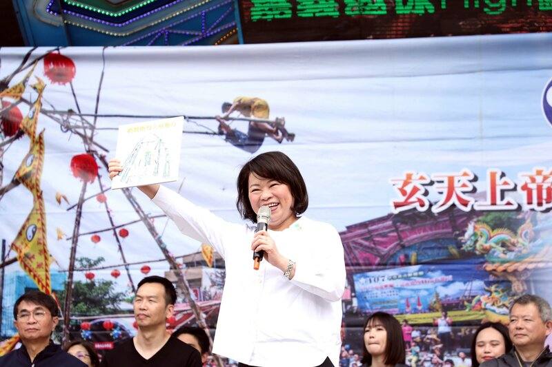 嘉義市鞦韆節30日在光路里武當山玄天上帝廟埕登場，市長黃敏惠（前中）致詞時指出，嘉義市推動將傳統文化融入校園教育，民生國中學生在教師指導下出版「幌韆鞦的上帝爺公」繪本，傳承地方文化。