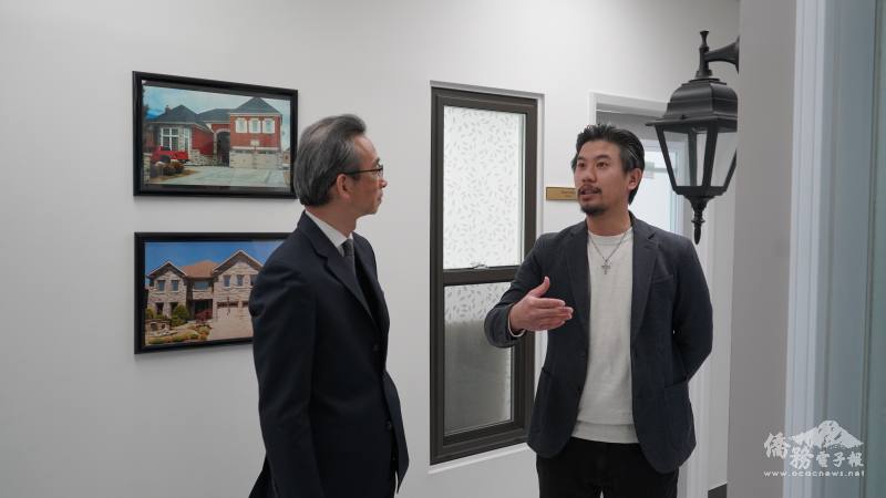 駐多倫多辦事處處長梁毅鵬（左）參訪位於多倫多烈治文山巿僑臺商企業Crystal Canad Window & Door，由總經理陳右新（右）接待並介紹其企業理念