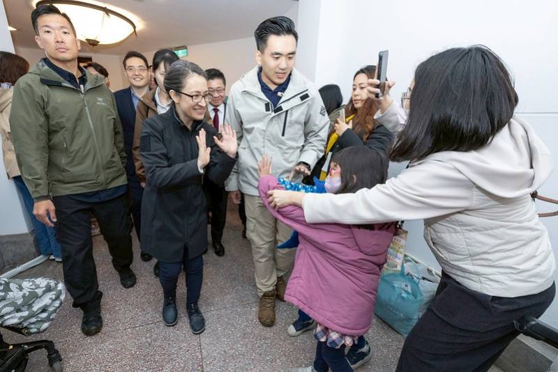 副總統前往攤位參觀，與小朋友親切互動，現場氣氛溫馨熱鬧