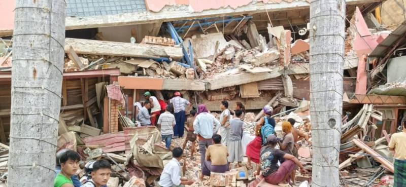 緬甸瓦城長城飯店遇到地震倒塌，飯店目前包括5名員工及客人等約8人都還困在低樓層無法出來。目前當地大型機具進不來，救援人員只能徒手挖開瓦礫石塊，希望儘快把受困民眾救出來。（緬甸台商總會理事趙德仁提供）