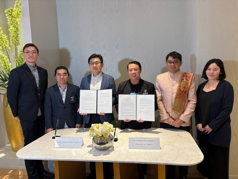 文化內容策進院參與2025年曼谷國際書展，29日由院長盧俊偉（左3）與泰國出版商與書商協會主席蘇威（右3）簽署合作意向書。