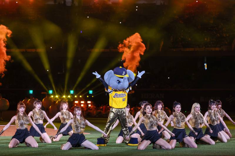 中華職棒36年全新賽季29日正式在台北大巨蛋開打，賽前由擔綱主場的中信兄弟隊專屬啦啦隊Passion Sisters與吉祥物一同帶來精彩演出，炒熱氣氛。