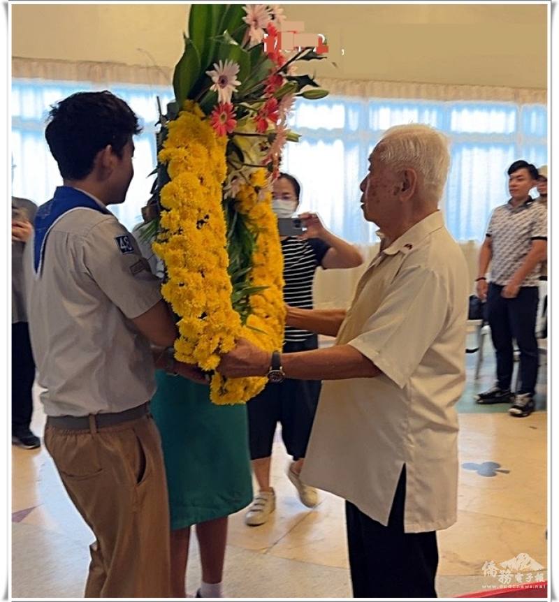 鄭宗傑偕同全體出席人員向烈士獻花致敬