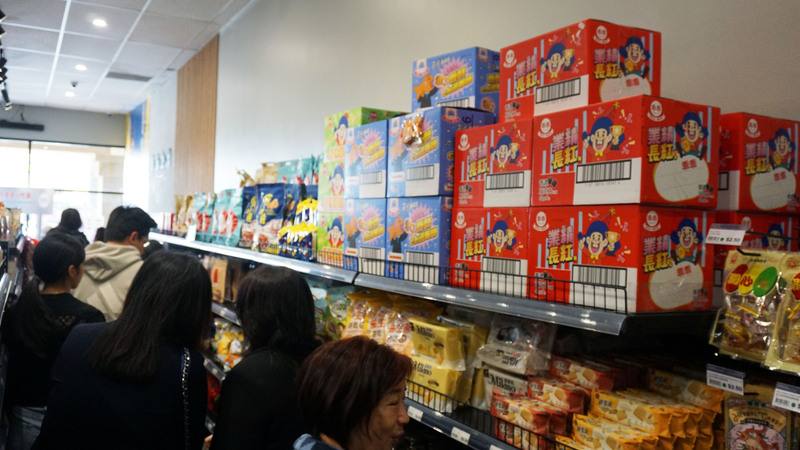 洛杉磯郊區一家台灣食品專賣店開幕，吸引人潮，走道旁都是來自台灣的零食。