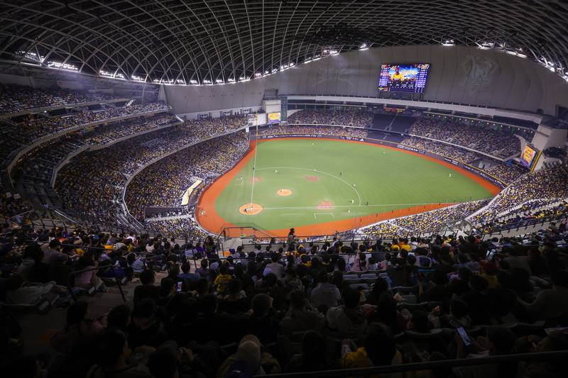 中華職棒36年賽季開幕戰29日在台北大巨蛋火熱開打，對戰隊伍為2024年總冠軍賽的中信兄弟與統一7-ELEVEn獅隊，湧進滿場4萬人。