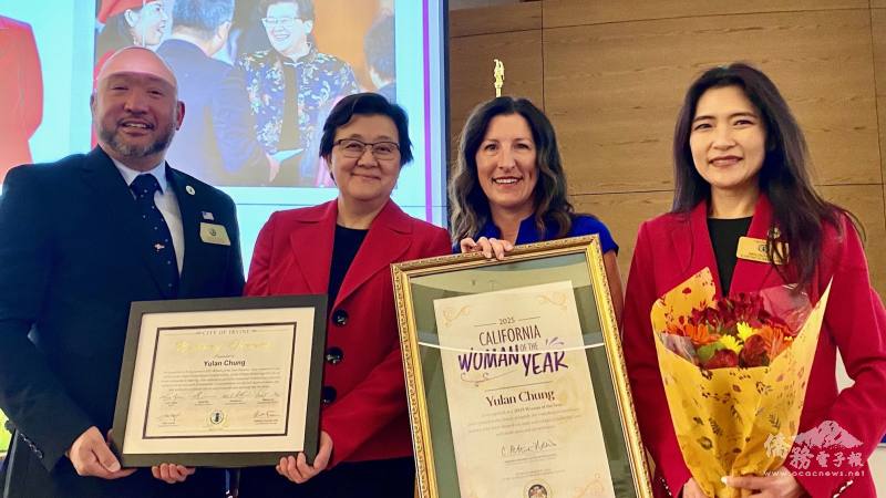 爾灣副市長James Mai（左一）、市議員劉令淳(右一)和州眾議員彼崔諾里斯向鍾幼蘭致賀