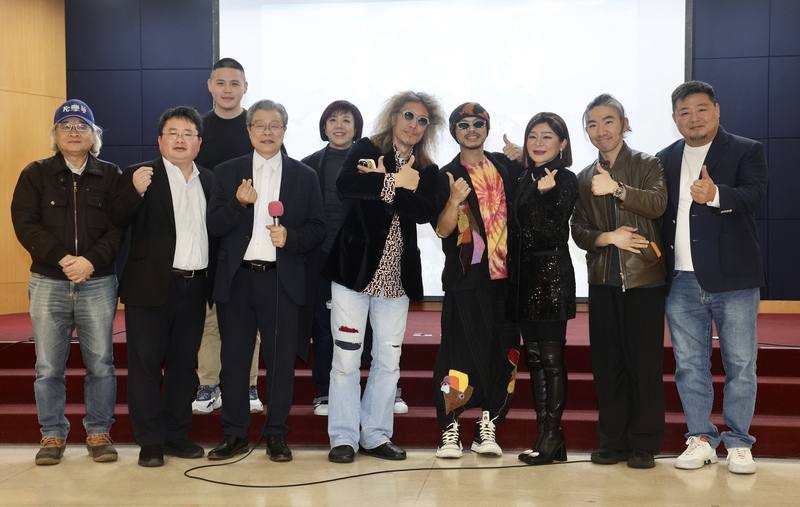 「挺自由 愛台灣」公益演唱會記者會6月4日將在台北正式開唱，30日舉辦宣傳記者會，印太戰略智庫執行長矢板明夫（左2）、網紅閩南狼PYC（左3）、藝人黃明志（右4）、王彩樺（右3）、豬頭皮（右5）和楊烈（左4）等人出席。