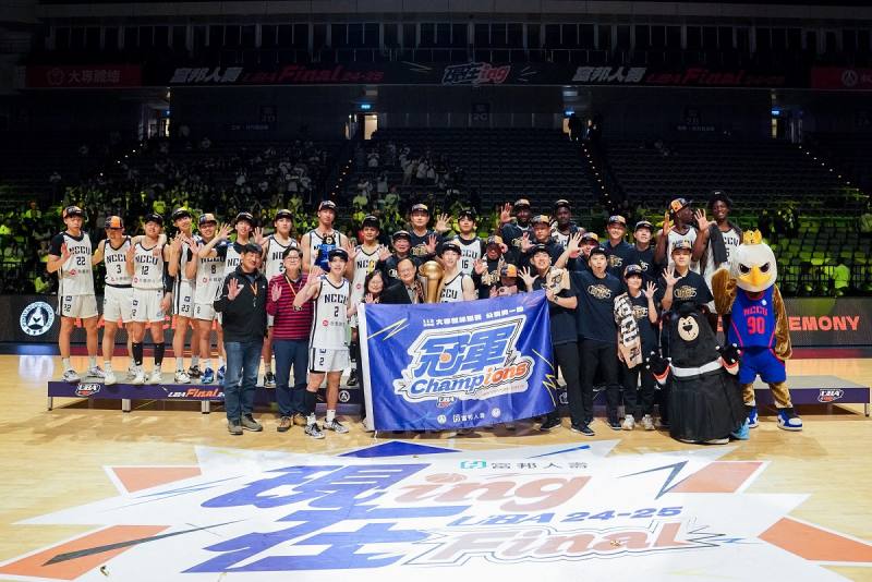 體育署學校體育組蔡忠益組長（前排左5）頒發113學年度UBA大專籃球聯賽公開一級男生組冠軍獎盃予政治大學