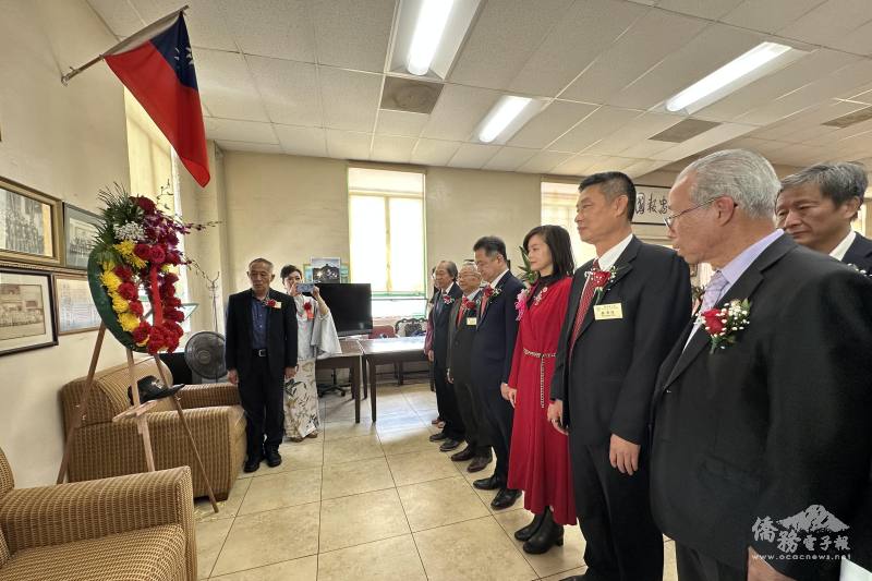 秉公堂3月29日在華埠舉行祭祖儀式，向中華民國旗敬禮。