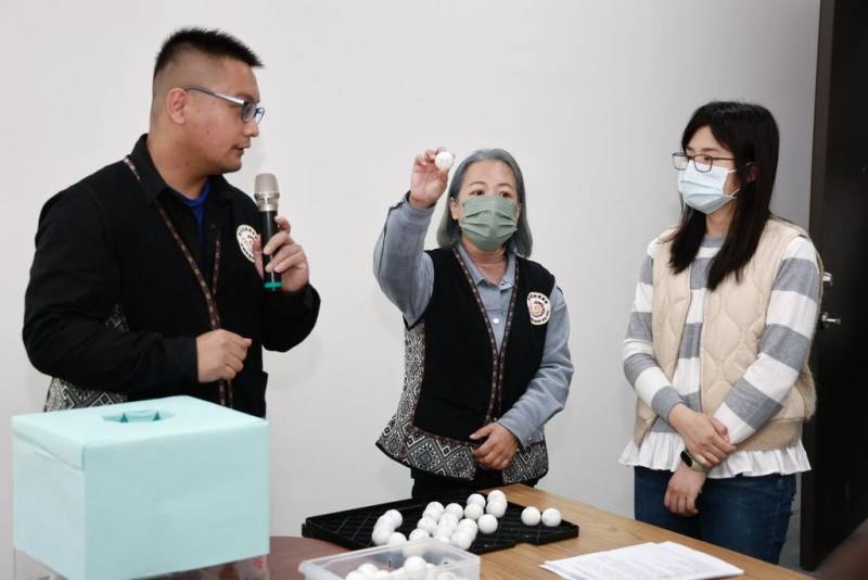 南投縣政府原住民族行政處31日辦理原住民族青年暑期工讀計畫公開抽籤作業，並進行網路直播，依55名申請工讀學生志願、專長及34個單位用人需求進行排序抽選，最後正取38人、備取17人。（南投縣政府提供）