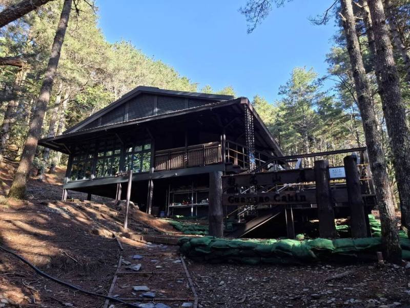 玉山國家公園管理處興建觀高山屋（圖），4月1日起試營運開放使用，可供攀登南二段、馬博橫斷、八通關越嶺線等山友使用。（玉山國家公園管理處提供）