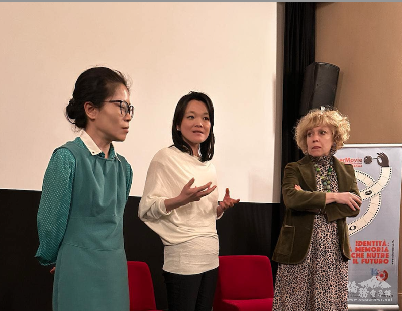 由右到左：策展人Lorenza Campana 、小旺萊會長郭芳君、口譯陳純純映後座談。現場臺語、華語、義大利語穿梭其中