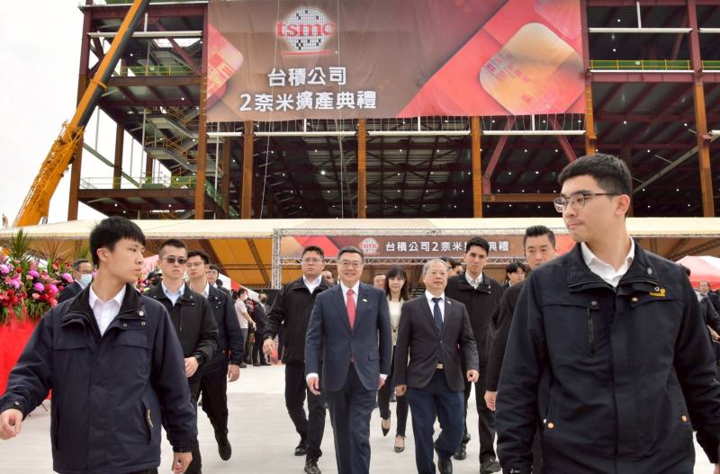 行政院長卓榮泰31日前往高雄市出席「台積公司二奈米擴產典禮」