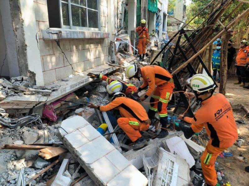 緬甸強震後，搜救人員31日持續在當地倒塌建物中尋找生還者。（圖取自facebook.com/fsd.gov.mm）