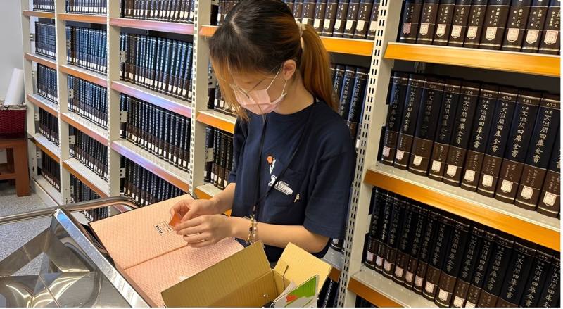 陳以佳協助圖書室轉贈書目處理並進行光碟清查