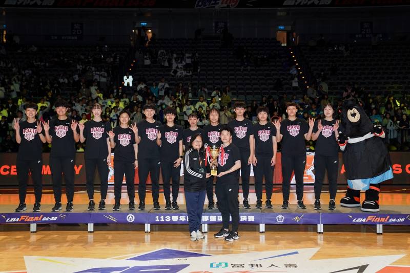 大專體總王淑音會長(前排左)頒發113學年度UBA大專籃球聯賽公開一級女生組亞軍獎盃予佛光大學