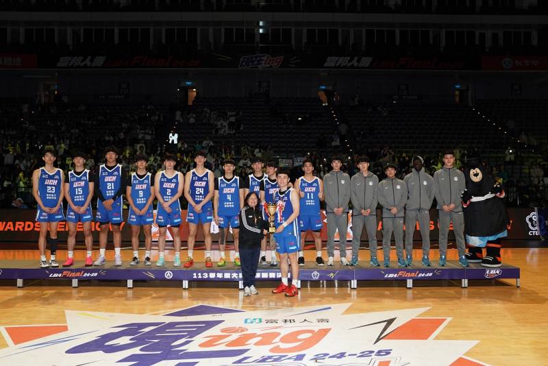 大專體總王淑音會長(前排左)頒發113學年度UBA大專籃球聯賽公開一級男生組亞軍獎盃予健行科大