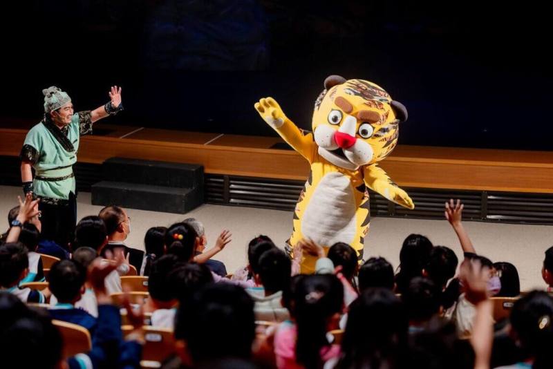 屏東縣政府迎接兒童節，邀請紙風車劇團演出經典戲碼「武松打虎」，生動劇情逗得全場小朋友開懷大笑。（屏東縣政府提供）