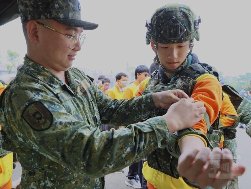 學生體驗戰鬥個裝穿戴。（陸軍步兵第101旅提供）